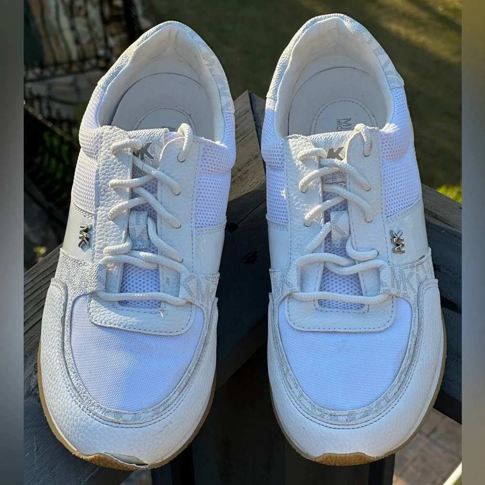 Michael Kors White Casual Sneaker - Size US Womens 9 - Picture 4 of 9